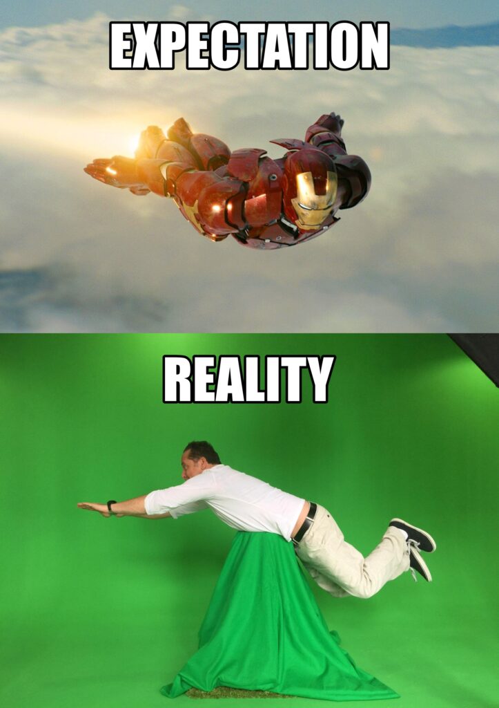 Une photo en haut "Expectation" (qui veut dire "attentes) avec un superhéros "Iron-man" qui vole dans les airs, une photo en dessous "Reality" pour "réalité" qui montre un homme en train de mimer le superhéros qui vole, mais il ne vole pas